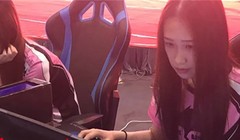 Những cô gái theo nghiệp chơi game thường phải làm việc 12 tiếng mỗi ngày. Ảnh: yangtse.com