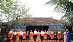 12 làng nghề tơ lụa, thổ cẩm danh tiếng của Việt Nam và nhiều quốc gia trong khu vực đã cùng góp mặt tại Làng lụa Hội An (TP.Hội An, Quảng Nam) để tham dự Festival Tơ lụa, thổ cẩm Việt Nam - châu Á 2017.