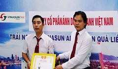 Giám Đốc Vinasun Green Đà Nẵng đã trao giấy khen và thưởng nóng cho tài xế Trần Viết Thêm vì đã bảo quản và trả lại tài sản có giá trị 1 tỷ đồng cho khách bỏ quên trên xe.