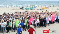 Chiều 15/8, hơn 1.500 tân sinh viên Đại học Đông Á (Đà Nẵng) đã tham gia chương trình city tour đầu khóa và thực hiện nhiều hoạt động nhằm kêu gọi bảo vệ môi trường biển tại bãi biển Phạm Văn Đồng (quận Sơn Trà, Đà Nẵng). 