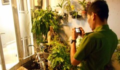 Lực lượng Công an đang tiến hành ghi nhận hiện trường vụ việc nhà riêng của nhà báo Hải Châu bị uy hiếp bằng dầu luyn vào tối 25/8