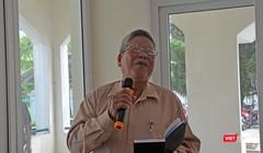 Cử tri Hoàng Đình Cảnh (phường Mỹ An, quận Ngũ Hành Sơn) phát biểu ý kiến với Đoàn đại biểu Quốc hội TP Đà Nẵng tại buổi tiếp xúc cử tri quận Ngũ Hành Sơn diễn ra sáng ngày 5/10. 