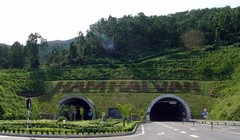 Sau hơn 10 năm đưa vào khai thác, hầm đường bộ dài nhất Đông Nam Á-Hầm Hải Vân xuất hiện nhiều vết nứt khiến người và phương tiện tham gia lưu thông qua hầm lo lắng (ảnh hamadeco)