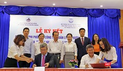 Ông Nguyễn Thanh Lâm, Cục Trưởng Cục Phát thanh truyền hình-Thông tin điện tử và ông Nguyễn Quang Thanh, Giám đốc Sở TT&TT TP Đà Nẵng tại lễ ký kết. Ảnh: Hồ Xuân Mai.