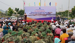 Sáng 28/10, hàng vạn người dân Đà Nẵng trên địa bàn các quận Sơn Trà, Ngũ Hành Sơn, Thanh Khê, Hải Châu,.. đã đồng loạt ra quân phong trào Ngày chủ nhật xanh-Hưởng ứng Tuần lễ cấp cao APEC. ảnh: Hồ Xuân Mai