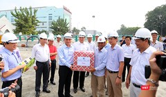 Sáng 28/10, Bí thư Thành ủy Đà Nẵng Trương Quang Nghĩa, cùng Chủ tịch TP Đà Nẵng Huỳnh Đức Thơ đã có chuyến thăm hỏi, động viên và tặng quà đối với đơn vị thi công công trình Hầm chui nút giao thông Điện Biên Phủ phục vụ APEC. ảnh Hồ Xuân Mai