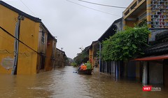 Nước lũ lên nhanh khiến Phố cổ Hội An chìm sâu trong lũ