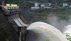 Chiều 6/11, Chủ tịch UBND tỉnh Quảng Nam Đinh Văn Thu khẳng định, Thủy điện Sông Tranh 2 (huyện Bắc Trà My, Quảng Nam) đang vận hành bình thường và đang góp phần điều tiết lũ, thông tin vỡ đập là tin đồn thất thiệt.