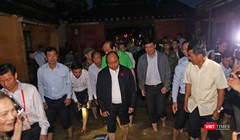 Chiều tối ngày 7/11, Thủ tướng Nhuyễn Xuân Phúc đã có chuyến thị sát, thăm hỏi và động viên người dân vùng lũ Hội An (Quảng Nam).