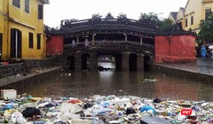 Chùa Cầu ngập rác sau lũ. Ảnh Trung Đào