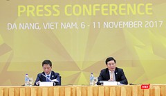 ​Chiều 09/11, tại Trung tâm báo chí quốc tế, Phó Thủ tướng, Bộ trưởng Ngoại giao Phạm Bình Minh, Chủ tịch Ủy ban Quốc gia APEC 2017 và Bộ trưởng Bộ Công thương Trần Tuấn Anh đã chủ trì buổi họp báo công bố kết quả của Hội nghị liên Bộ trưởng Ngoại giao - 