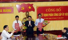 Sáng 23/11, Ban Thường vụ Thành ủy Đà Nẵng đã công bố Quyết định bổ nhiệm ông Lương Nguyễn Minh Triết (bìa trái) giữ chức vụ Chánh Văn phòng Thành ủy Đà Nẵng thay cho ông Đào Tấn Bằng (bìa phải). Ảnh Hồ Xuân Mai