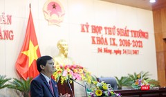 Ông Nguyễn Nho Trung, Phó Chủ tịch HĐND TP đọc tờ trình bãi nhiệm chức danh Chủ tịch HĐND TP khóa IX và đại biểu HĐND khóa IX nhiệm kỳ 2016-2021 đối với ông Nguyễn Xuân Anh tại Kỳ họp thứ 5 (bất thường)