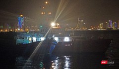 Sau 13 tiếng đồng hồ nỗ lực, đúng 21h00 tối ngày 15/12, tàu SAR 412 của lực lượng cứu nạn hàng hải đã đưa 13 ngư dân cùng tàu BĐ 95368 TS về bờ an toàn.