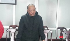 Ông Trương Thanh Tùng, Phó trưởng Ban giải tỏa đền bù số 2 Đà Nẵng nghe tống đạt quyết định khởi tố