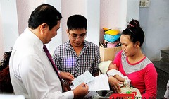 Đã có 8.705 trẻ em tại Đà Nẵng được trao giấy khai sinh, thẻ bảo hiểm y tế, hộ khẩu tại gia đình.