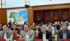 Ông Trần Thanh Vân, Ủy viên Ban Thường vụ, Trưởng Ban Nội chính Thành ủy (thứ 2 từ phải qua) vừa bị kỷ luật Cảnh cáo vì những vi phạm quy định về thẩm quyền nhiệm vụ. Ảnh dangbodanang.vn