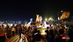 Sau những lo toan đón Tết Mậu Tuất 2018, tối 15/2 (tức đêm 30 Tết), người dân Đà Nẵng đã đổ ra đường du xuân với mong cầu một năm mới mọi điều như ý.