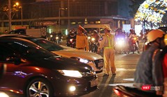 Lực lượng CSGT Công an TP Đà Nẵng làm nhiệm vụ điều tiết giao thông trong đêm 30 Tết Mậu Tuất