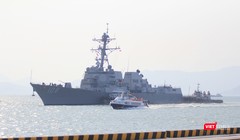 Chều 5/3, chiến hạm hộ tống siêu mẫu hạm USS Carl Vinson (CVN-70) là tàu khu trục tên lửa USS Wayne E.Meyer (DDG-108) đã đến Đà Nẵng.