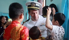 Sáng 6/3, trong khuôn khổ chuyến thăm của đội tàu sân bay USS Carl Vinson (CVN-70) đến Đà Nẵng, Ban nhạc của Hạm đội 7 Hải Quân Mỹ đã có buổi thăm và giao lưu với trẻ em ở Làng trẻ SOS TP.Đà Nẵng.