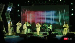 Binh sĩ Mỹ hát "Nối vòng tay lớn" trên công viên Biển Đông