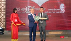 Tối 6/5, HLV Park Hang Seo cùng phu nhân đã đến Đà Nẵng nhận căn nhà do Công ty Phúc Hoàng Ngọc trao tặng và mong ông muốn cống hiến hết mình cho bóng đá Việt Nam.