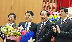 Ông Trần Văn Tân (thứ  ba từ phải sang), chính thức trở thành Phó Chủ tịch UBND tỉnh Quảng Nam ở tuổi 39