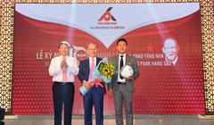 Phó Chủ tịch UBND TP Đà Nẵng Nguyễn Ngọc Tuấn và HLV Park Hang Seo tại buổi trao tặng nhà do Công ty Phúc Hoàng Ngọc thực hiện