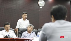 Anh Chế Viết Đông, Hướng dẫn viên tiếng Trung đặt vấn đề với ông Ngô Quang Vinh-Giám đốc Sở Du lịch Đà Nẵng (ngồi đối diện) về những khuất tất của Tour 0 đồng 