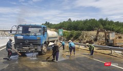 Công nhân đang khẩn trương dọn dẹp vệ sinh mặt đường, hoàn thiện các hạng mục để đưa tuyến cao tốc Đà Nẵng-Quảng Ngãi thông xe vào ngày 2/9 tới