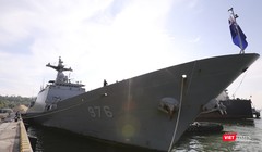 Sáng 11/9, tàu Hải quân Hàn Quốc ROKS Munmu The Great, cùng 302 sĩ quan thủy thủ, do Đại tá Doh Jin Woo chỉ huy, đã chính thức cập cảng Tiên Sa.