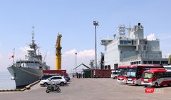 Đội tàu Hải quân Hoàng Gia Canada (HMCS) tại cảng Tiên Sa - Đà Nẵng.