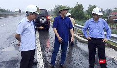 Thứ trưởng Bộ GTVT Lê Đình Thọ thị sát đối với tuyến cao tốc Đà Nẵng-Quảng Ngãi hôm 13/10