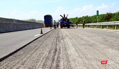 Mặt đường cao tốc Đà Nẵng-Quảng Ngãi bị bóc lên làm lại sau những hư hỏng của lớp mặt đường dù mới đưa vào khánh thành không lâu