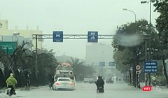 Các phương tiện giao thông chết máy nằm la liệt trên các tuyến đường vì ngập úng. Các công ty cung cấp dịch vụ cứu hộ làm không hết việc.