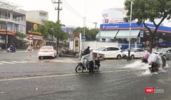 Nút giao thông Quang Trung-Đống Đa ngập lại trong trưa 10/12. (Ảnh: Bảo Bảo)