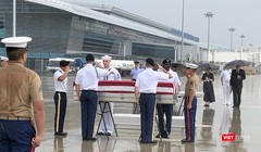 Sáng 11/12, tại Sân bay Đà Nẵng, Việt Nam đã tiến hành bàn giao 3 bộ hài cốt quân nhân Mỹ mất tích trong chiến tranh Việt Nam vừa được tìm kiếm chung lần thứ 147 tại các tỉnh miền Trung