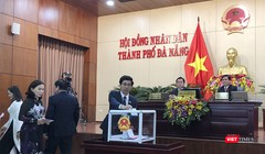 Sáng 17/12, ngày làm việc thứ 2 kỳ họp thứ 9 HĐND TP Đà Nẵng đã tiến hành lấy phiếu tín nhiệm đối với 24 người giữ các chức danh do HĐND bầu