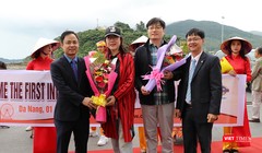 Lãnh đạo Sở Du lịch TP Đà Nẵng tặng hoa chúc mừng những vị khách quốc tế đầu tiên xông đất Đà Nẵng trong năm 2019.