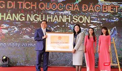 Đại diện Bộ VH-TT và DL trao Bằng xếp hạng di tích quốc gia đặc biệt đối với Danh thắng Ngũ Hành Sơn cho UBND TP Đà Nẵng