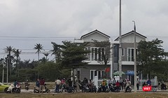 Sáng 15/3, hàng trăm người mua kéo đến trụ sở của Công ty CP Bách Đạt An ở thị xã Điện Bàn (Quảng Nam) để đòi sổ đỏ, sau khi “vây ráp” trụ sở Công ty CP Đầu tư Hoàng Nhất Nam vào đêm hôm trước.