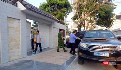 Lực lượng chức năng tiến hành khám xét tại nhà riêng của ông Nguyễn Thanh Sang - nguyên Giám đốc Sở Tài chính TP Đà Nẵng, chiều 19/3.