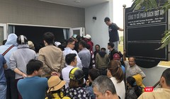 Người mua tập trung tại trụ sở Công ty CP Bách Đạt An tại Khu đô thị Điện Nam-Điện Ngọc để đòi quyền lợi.