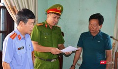 Cơ quan Cảnh sát điều tra Công an Quảng Nam tống đạt quyết định khởi tố vụ án hình sự, khởi tố bị can, bắt tạm giam 4 tháng đối với Lê Tự Trung, nguyên là cán bộ Trung tâm phát triển quỹ đất Điện Bàn (Ảnh Xuân Mai)