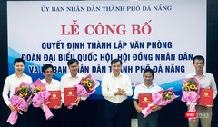 Ông Huỳnh Đức Thơ, Chủ tịch UBND TP Đà Nẵng (đứng giữa), chúc mừng các cá nhân được bổ nhiệm tại  Lễ công bố Quyết định thành lập Văn phòng hợp nhất 3 văn phòng