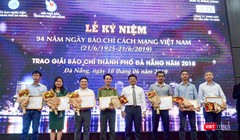 Ông Võ Công Trí - Phó Bí thư Thành ủy Đà Nẵng trao thưởng cho các tác giả đoạt giải Nhất