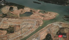 UBND quận Liên Chiểu (Đà Nẵng) vừa ra quyết định xử phạt hành chính 40 triệu đồng, đình chỉ thi công 60 ngày đối với Công ty Cổ phần Trung Nam- Chủ đầu tư Dự án Golden Hills (quận Liên Chiểu) trong việc san lấn sông Cu Đê.