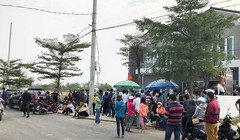 Người mua tập trung đòi quyền lợi tại trụ sở của Công ty CP Bách Đạt An tại khu đô thị Điện Nam-Điện Ngọc, tỉnh Quảng Nam