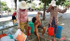 Đà Nẵng lại thiếu nước sinh hoạt, người dân phải chắt chiu, hứng từng xô nước